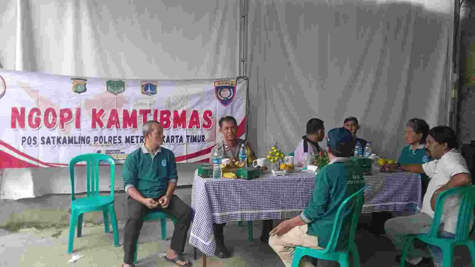 Ngopi Kamtibmas, Bhabinkamtibmas Utan Kayu Utara Ajak Warga Jaga Lingkungan Aman dan Bebas Tawuran