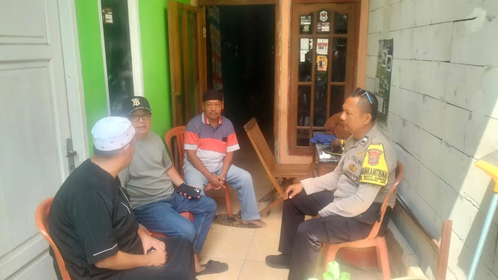 Merajut Kebersamaan, Mencegah Tawuran: Bhabinkamtibmas Batu Ampar Sambangi Tokoh Masyarakat RW 04