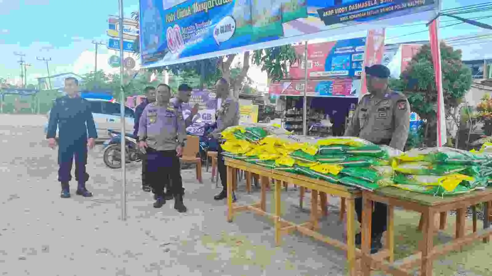 Batalyon B Pelopor Brimob Kalteng Gelar Gerakan Pangan Murah di Sampit untuk Stabilkan Harga Batalyon B Pelopor Brimob Kalteng Gelar Gerakan Pangan Murah di Sampit untuk Stabilkan Harga
