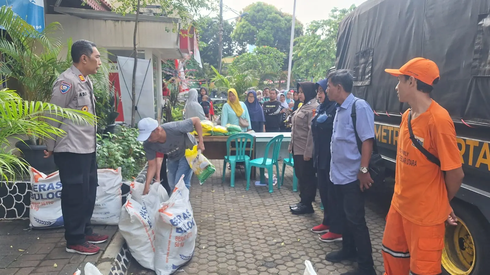 Polsek Jatinegara Amankan Pendistribusian Gerakan Pangan Murah Sambut HUT ke-80 RI