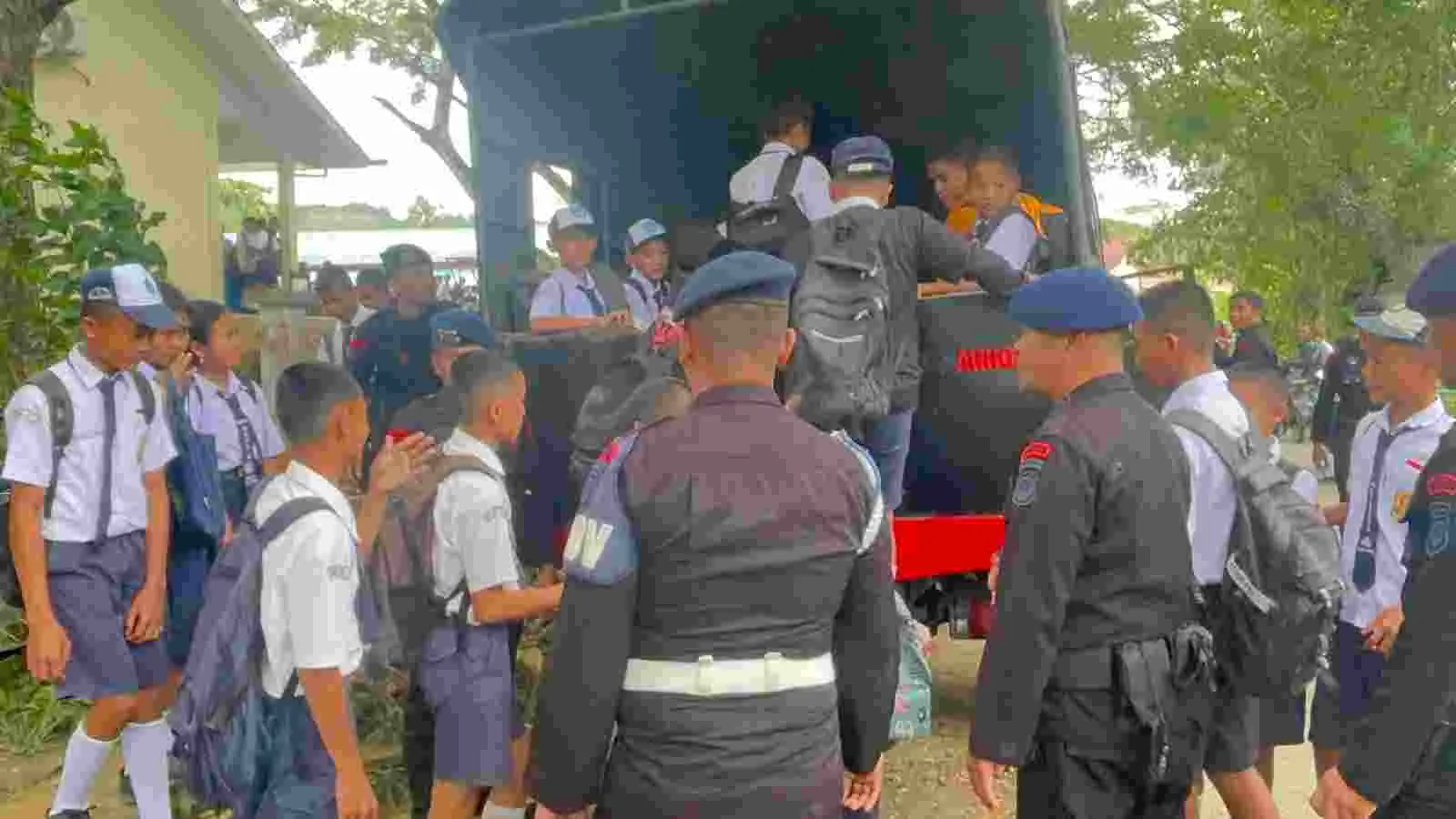 Brimob Polda Sumut Antar Anak Sekolah Pulang, Bukti Kepedulian terhadap Generasi Penerus Bangsa di Gunungsitoli Selatan Brimob Polda Sumut Antar Anak Sekolah Pulang, Bukti Kepedulian terhadap Generasi Penerus Bangsa di Gunungsitoli Selatan