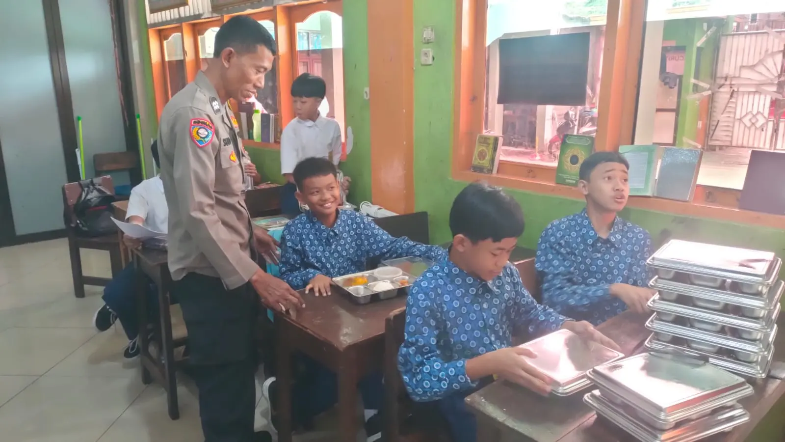 Polsek Cakung Monitoring Pembagian 1.555 Porsi Makanan Bergizi di Rawa Terate Polsek Cakung Monitoring Pembagian 1.555 Porsi Makanan Bergizi di Rawa Terate