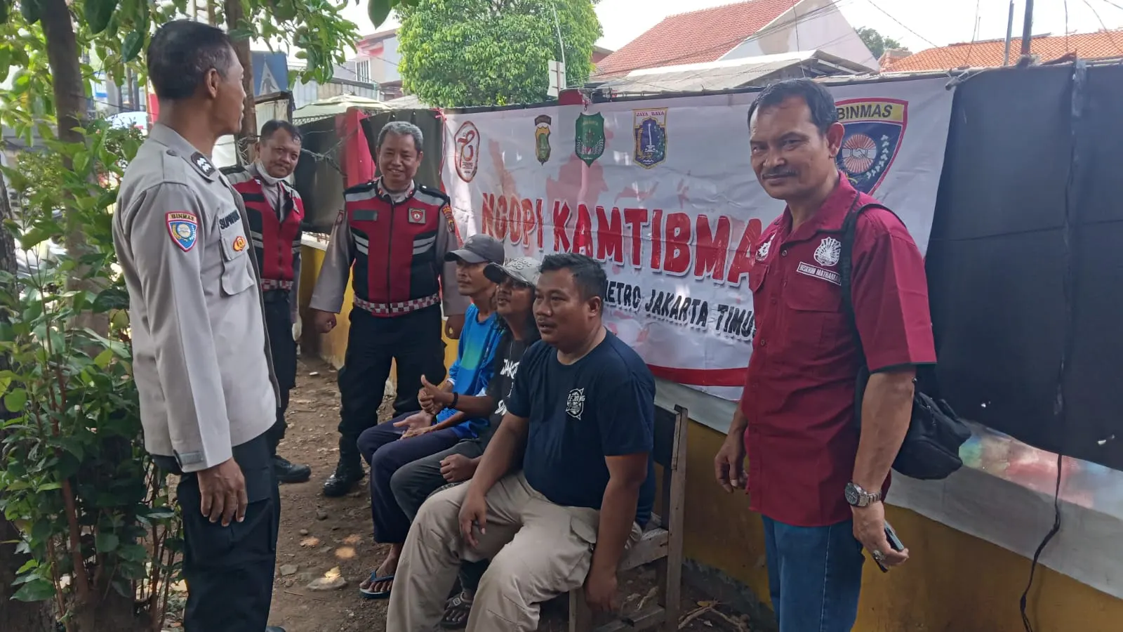 Ngopi Kamtibmas, Polisi Ajak Warga Utan Kayu Utara Jaga Jakarta Tetap Aman dan Nyaman