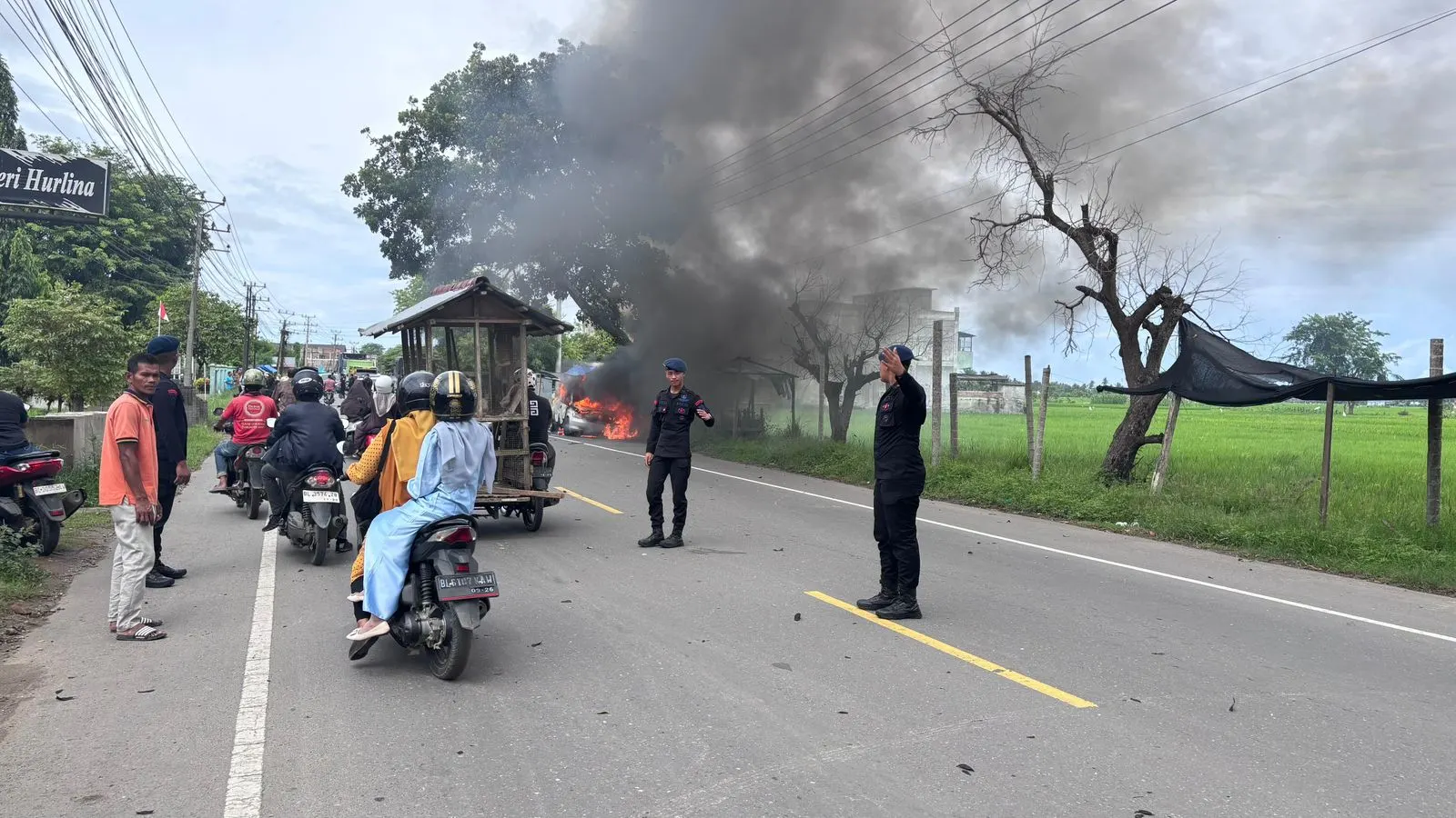 Personel Brimob Polda Aceh Laksanakan Quick Response Padamkan Mobil Terbakar di Kabupaten Bireuen