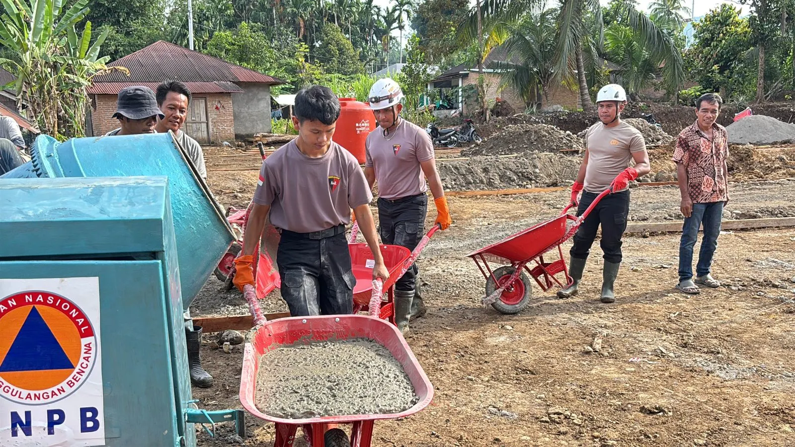 Tim SAR Resimen II Pasukan Pelopor Korbrimob Polri Lakukan Pencarian Korban Banjir di Kabupaten Agam Tim SAR Resimen II Pasukan Pelopor Korbrimob Polri Lakukan Pencarian Korban Banjir di Kabupaten Agam