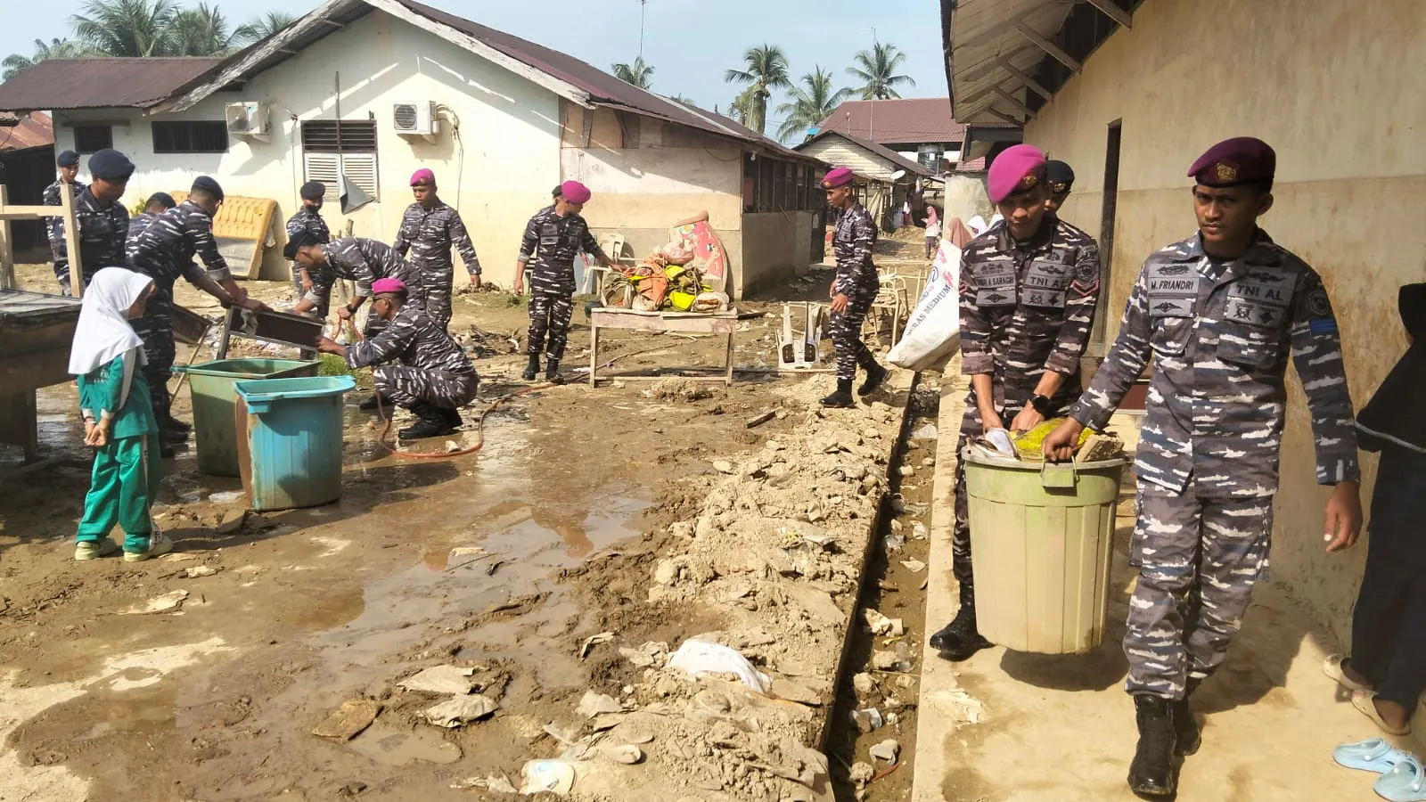 BAKTI YONIF 8 MAR PASTIKAN SEKOLAH BERSIH DARI SAMPAH SISA BANJIR BAKTI YONIF 8 MAR PASTIKAN SEKOLAH BERSIH DARI SAMPAH SISA BANJIR