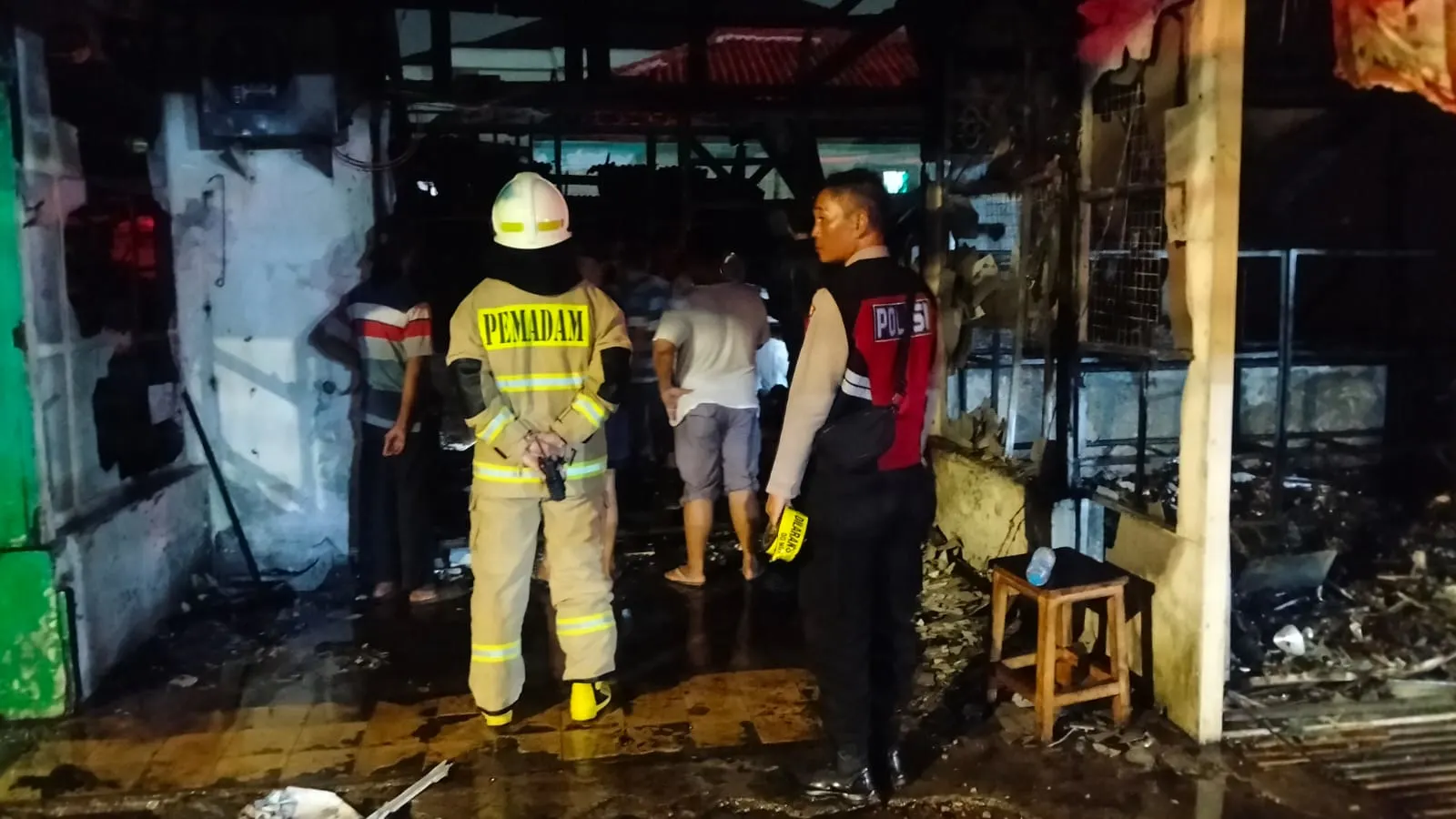 Polisi Sigap Tangani Kebakaran di Pulogebang, Warga Diselamatkan dari Ancaman Api Tengah Malam Polisi Sigap Tangani Kebakaran di Pulogebang, Warga Diselamatkan dari Ancaman Api Tengah Malam