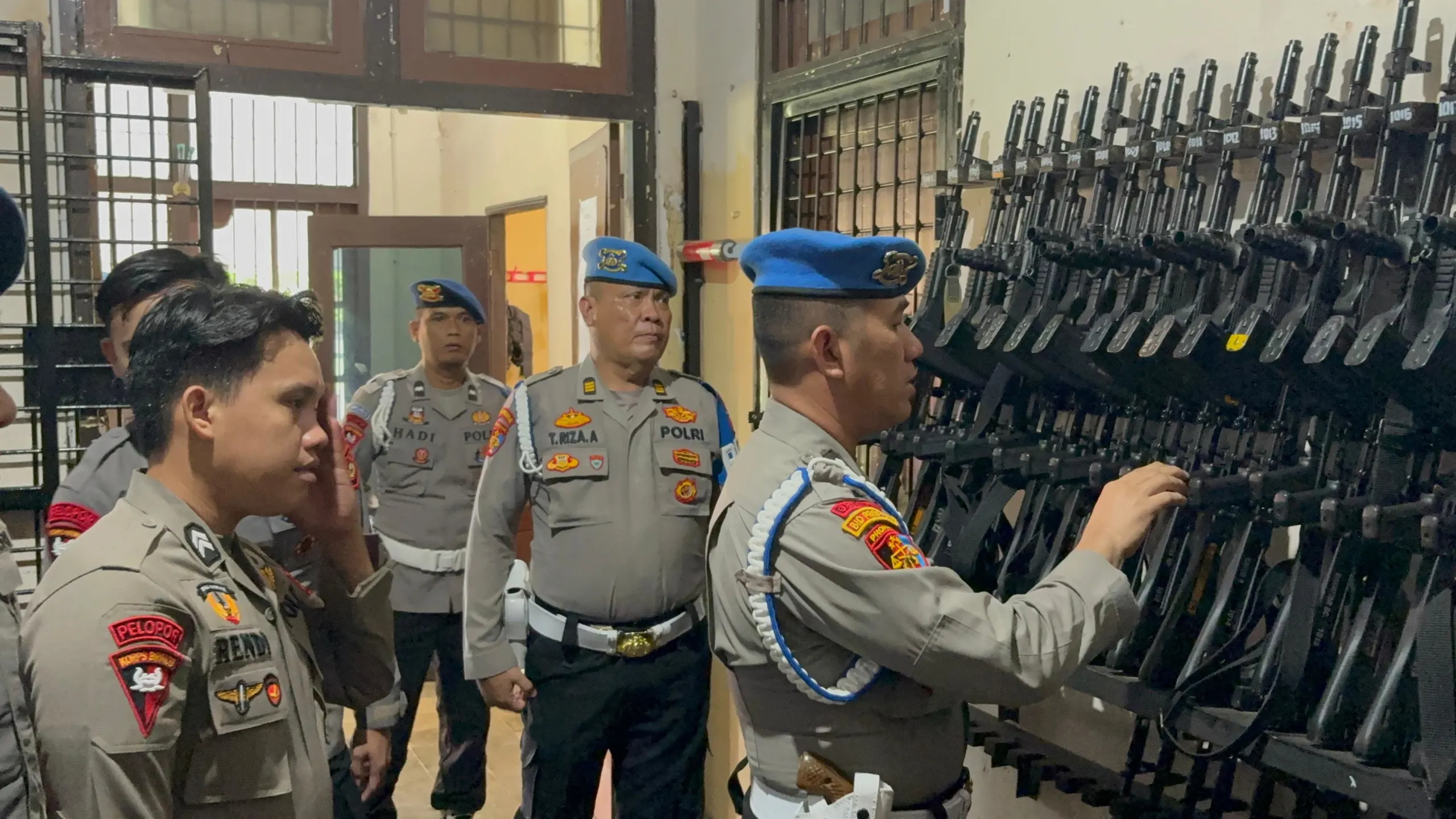 Guna mendukung program prioritas nasional dan stabilitas keamanan wilayah, Polda Sumsel melakukan audit menyeluruh terhadap ratusan senjata api dinas personel di Mako Satbrimob