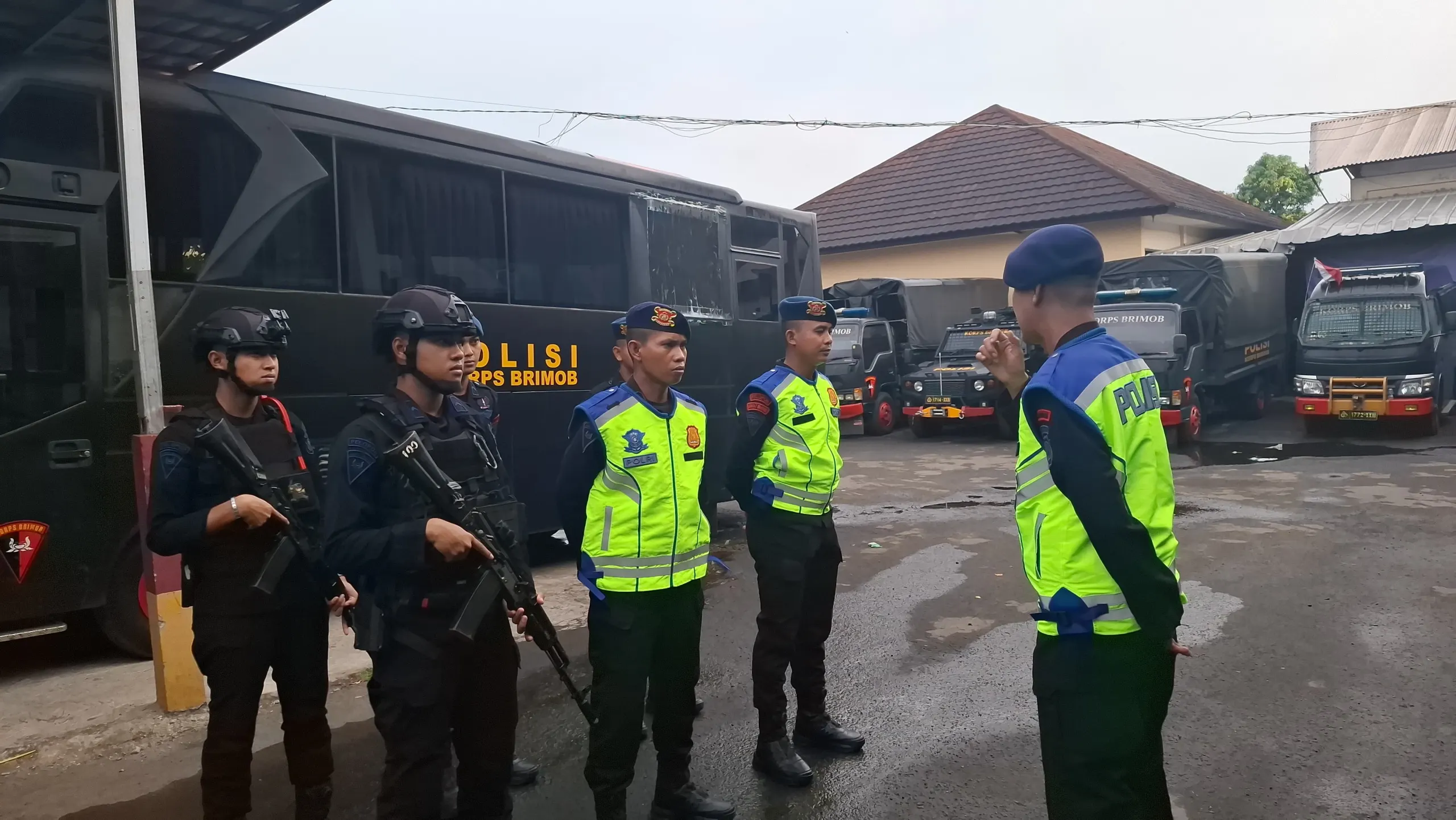 Berikan Pelayanan Kepada Masyarakat, Satbrimob Polda Banten Laksanakan Gatur Lalu Lintas Pagi Berikan Pelayanan Kepada Masyarakat, Satbrimob Polda Banten Laksanakan Gatur Lalu Lintas Pagi