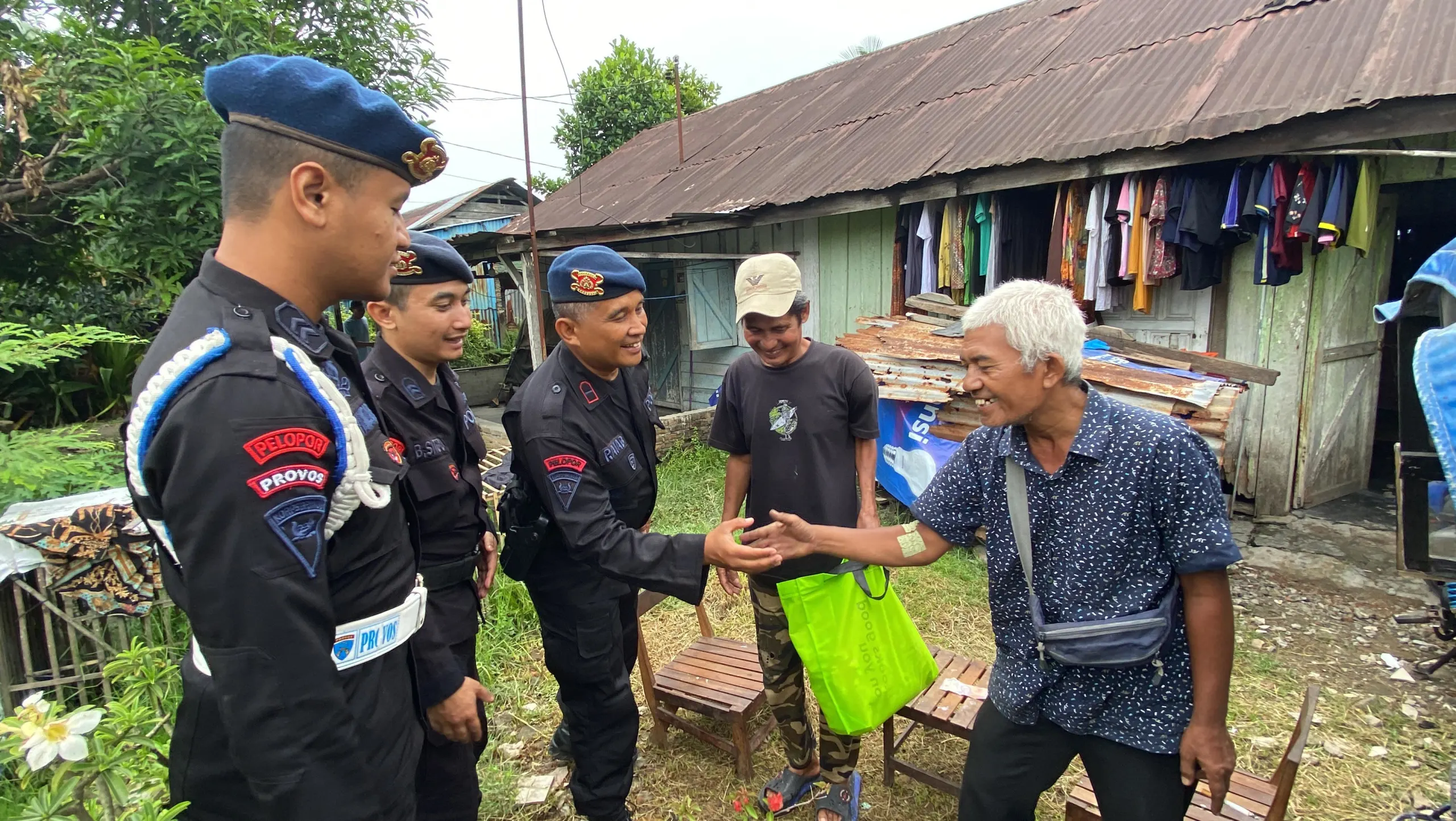 BRIMOB SUMUT GELAR AKSI JUMAT BERKAH, WUJUD KEPEDULIAN UNTUK MASYARAKAT BRIMOB SUMUT GELAR AKSI JUMAT BERKAH, WUJUD KEPEDULIAN UNTUK MASYARAKAT