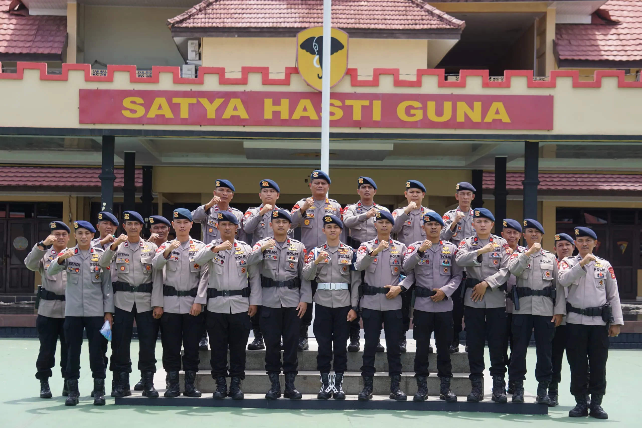 Dansat Brimob Polda Sumsel Terima Arahan Dankorbrimob Polri kepada Personel Lulus Seleksi PAG dan SBP Tahun 2025–2026 Dansat Brimob Polda Sumsel Terima Arahan Dankorbrimob Polri kepada Personel Lulus Seleksi PAG dan SBP Tahun 2025–2026
