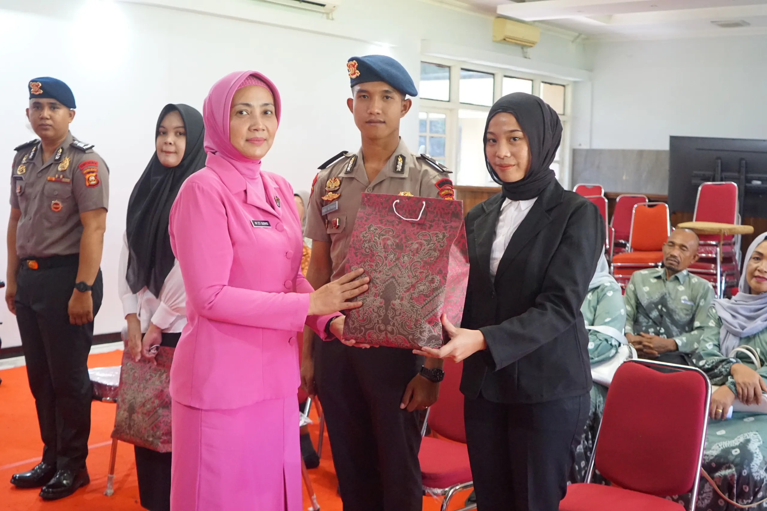 Sidang Pra Nikah (BP4R) Personel Satbrimob Polda Sumsel Dipimpin Ibu Ketua Bhayangkari Cabang Satbrimobda Sumsel Ny. Eti Susnadi Sidang Pra Nikah (BP4R) Personel Satbrimob Polda Sumsel Dipimpin Ibu Ketua Bhayangkari Cabang Satbrimobda Sumsel Ny. Eti Susnadi