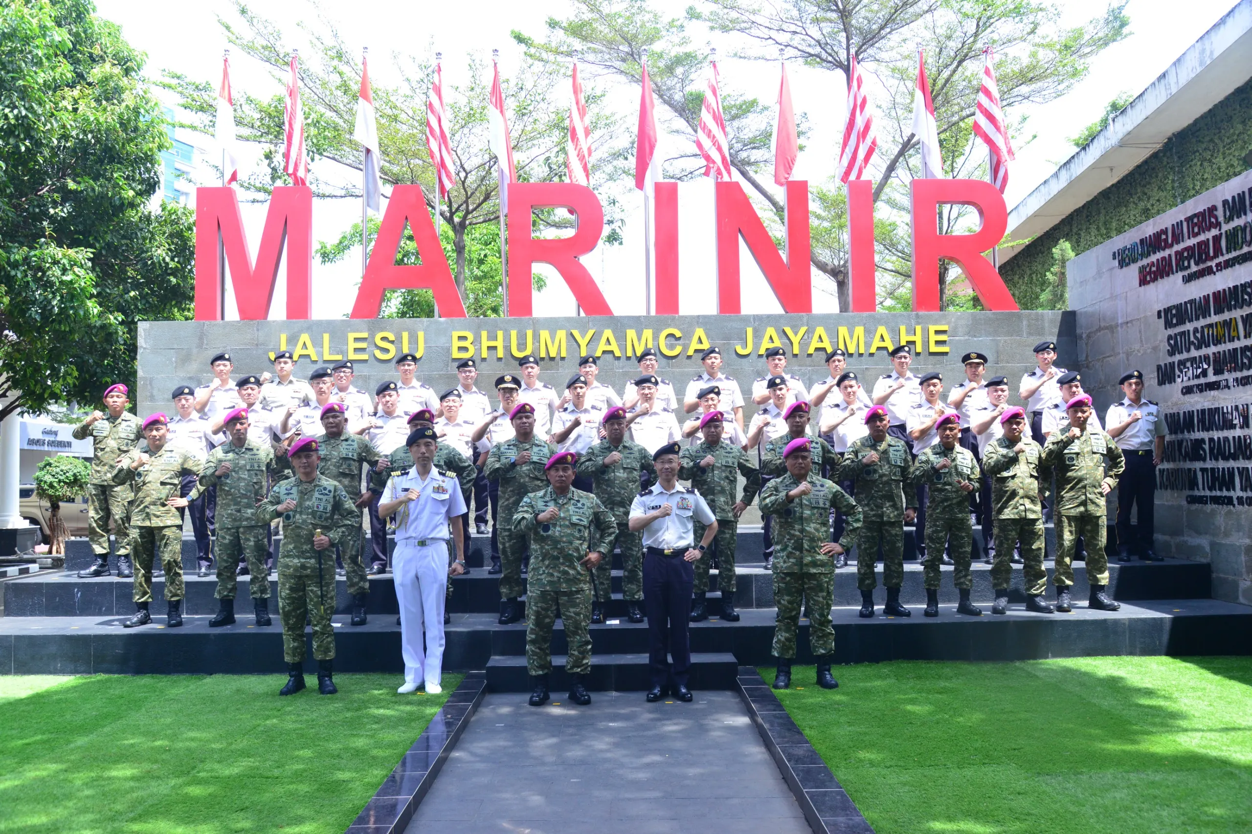 KORPS MARINIR INDONESIA TERIMA KUNJUNGAN DELEGASI SESKO JGSDF : MEMPERERAT HUBUNGAN PERSAHABATAN DAN KERJASAMA KORPS MARINIR INDONESIA TERIMA KUNJUNGAN DELEGASI SESKO JGSDF : MEMPERERAT HUBUNGAN PERSAHABATAN DAN KERJASAMA