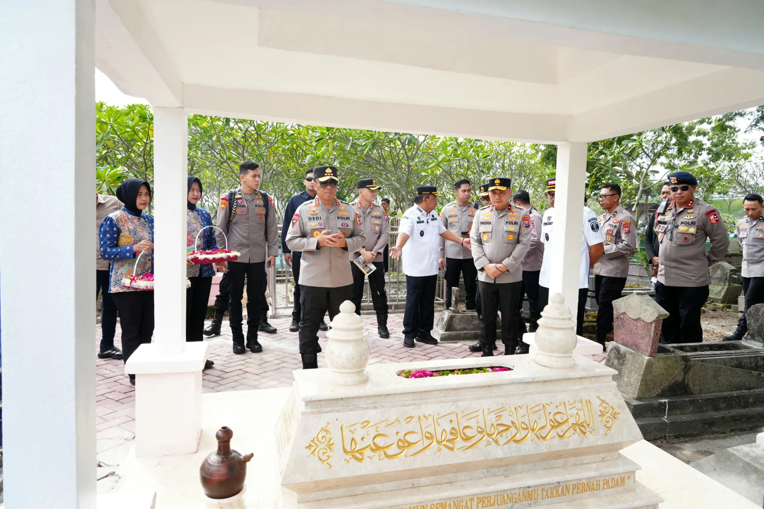 Hormati Jejak Sejarah, Wadankorbrimob Dampingi Wakapolri Ziarah ke Makam Marsinah
