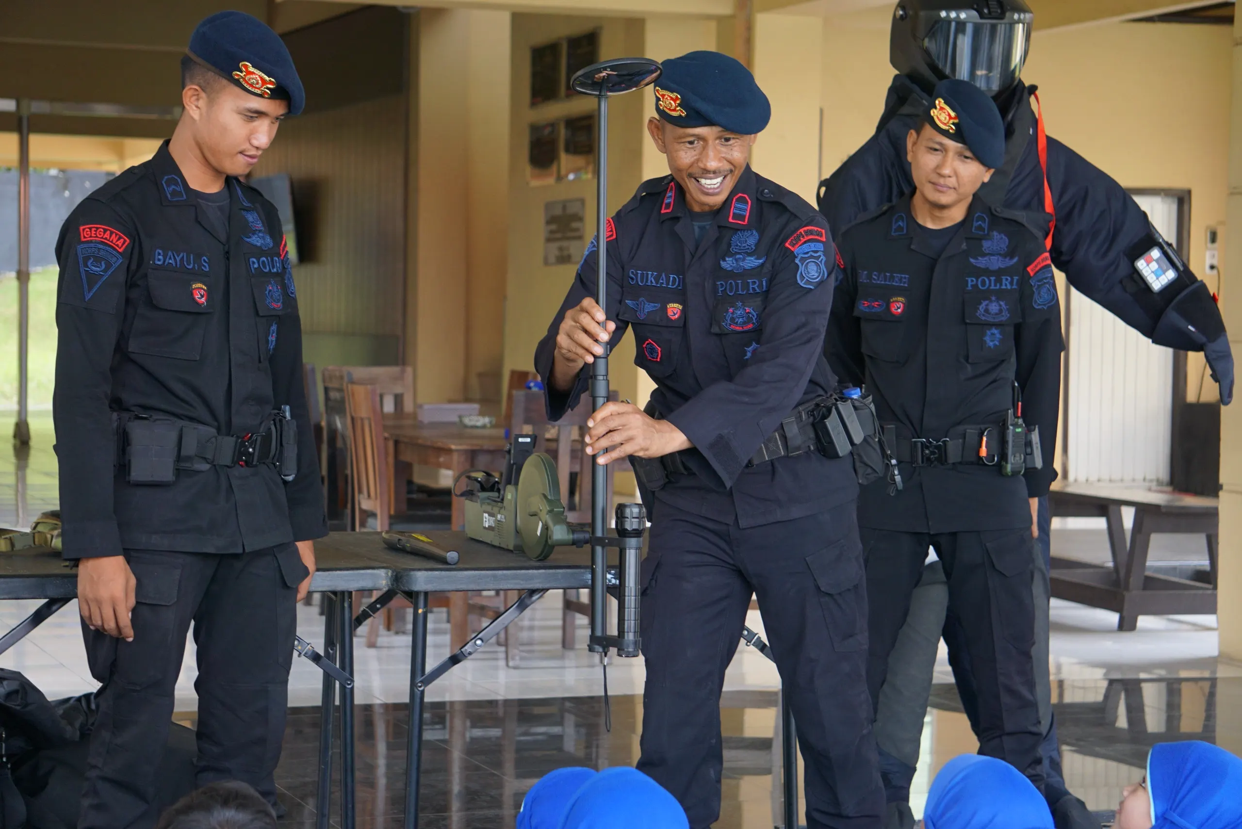 KUNJUNGAN EDUKATIF SISWA-SISWI SDIT IZZUDDIN PALEMBANG KE MAKO SATBRIMOB POLDA SUMSEL KUNJUNGAN EDUKATIF SISWA-SISWI SDIT IZZUDDIN PALEMBANG KE MAKO SATBRIMOB POLDA SUMSEL