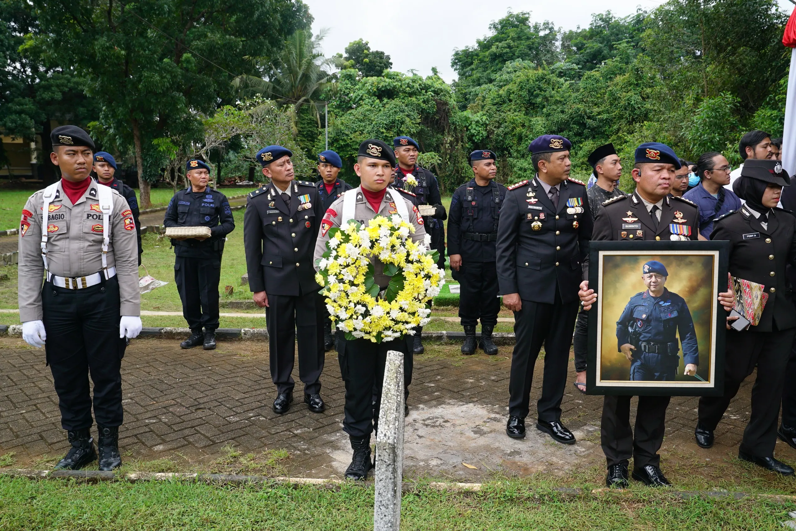 Wujud Penghormatan Terakhir, Dankorbrimob Polri Pimpin Upacara Pemakam Alm. Brigjen Pol. (Purn.) Arie Sulistyo