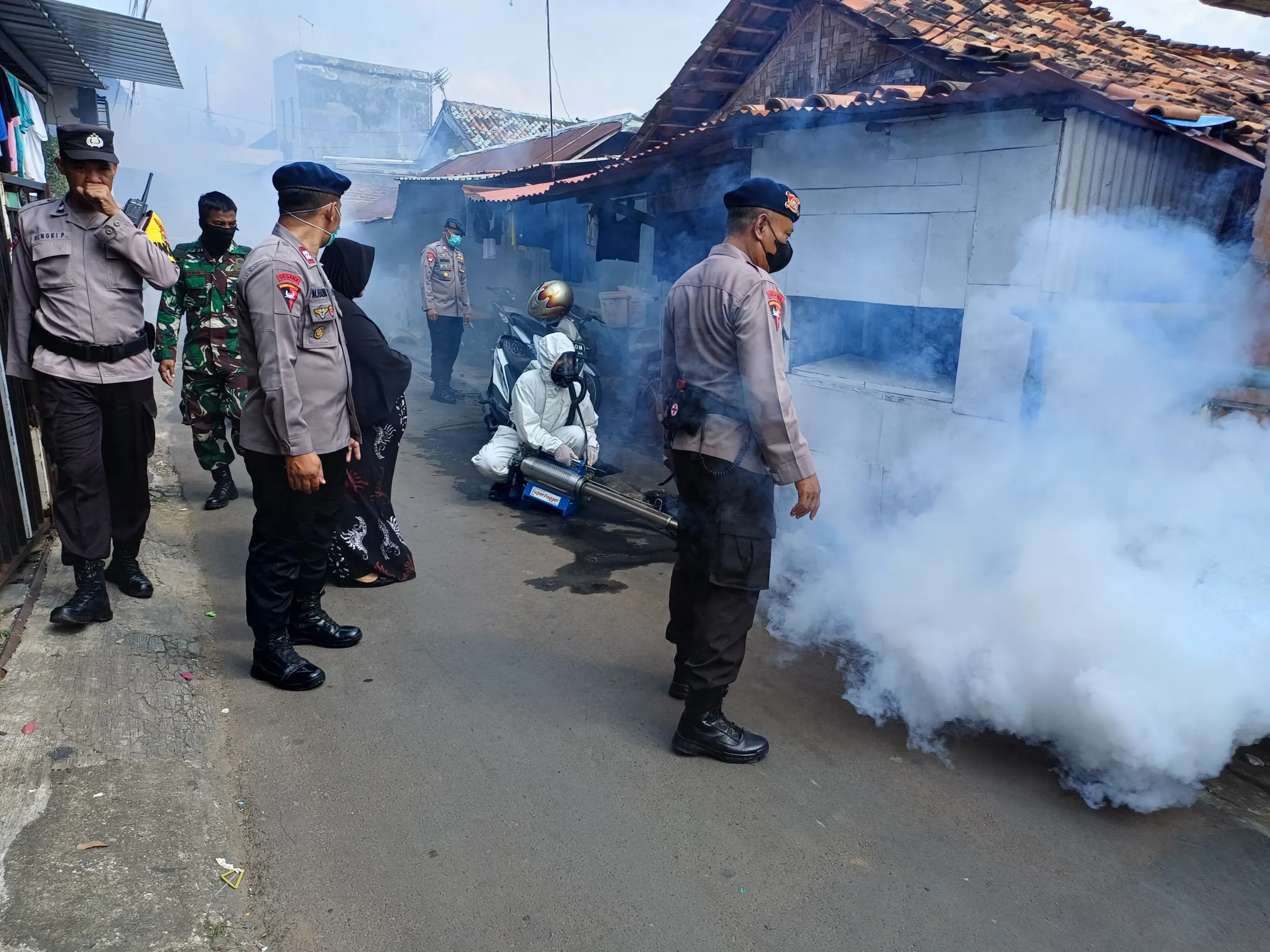 Brimob Lampung Laksanakan Fogging di Kupang Raya Antisipasi DBD, Dalam Rangka HUT Brimob ke-80 Brimob Lampung Laksanakan Fogging di Kupang Raya Antisipasi DBD, Dalam Rangka HUT Brimob ke-80