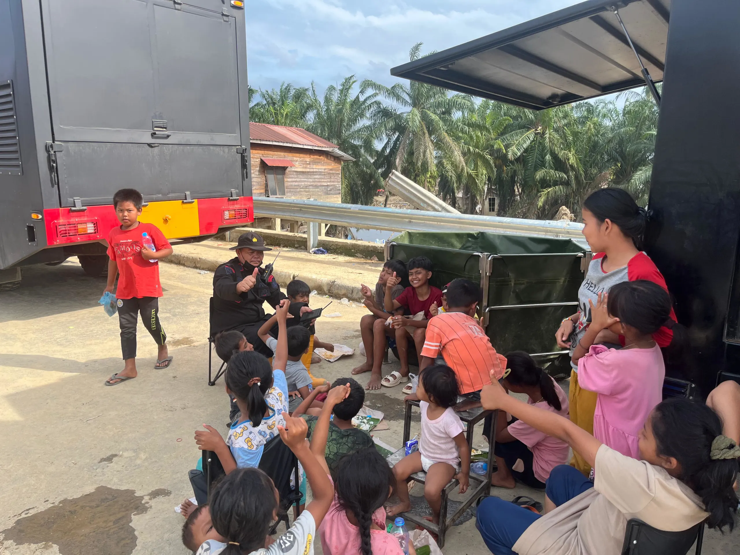 Personel Tim Randurlap dan Water Treatment Satbrimob Polda Sumsel Beri Hiburan untuk Anak-Anak Korban Bencana di Desa Karang Jadi Personel Tim Randurlap dan Water Treatment Satbrimob Polda Sumsel Beri Hiburan untuk Anak-Anak Korban Bencana di Desa Karang Jadi