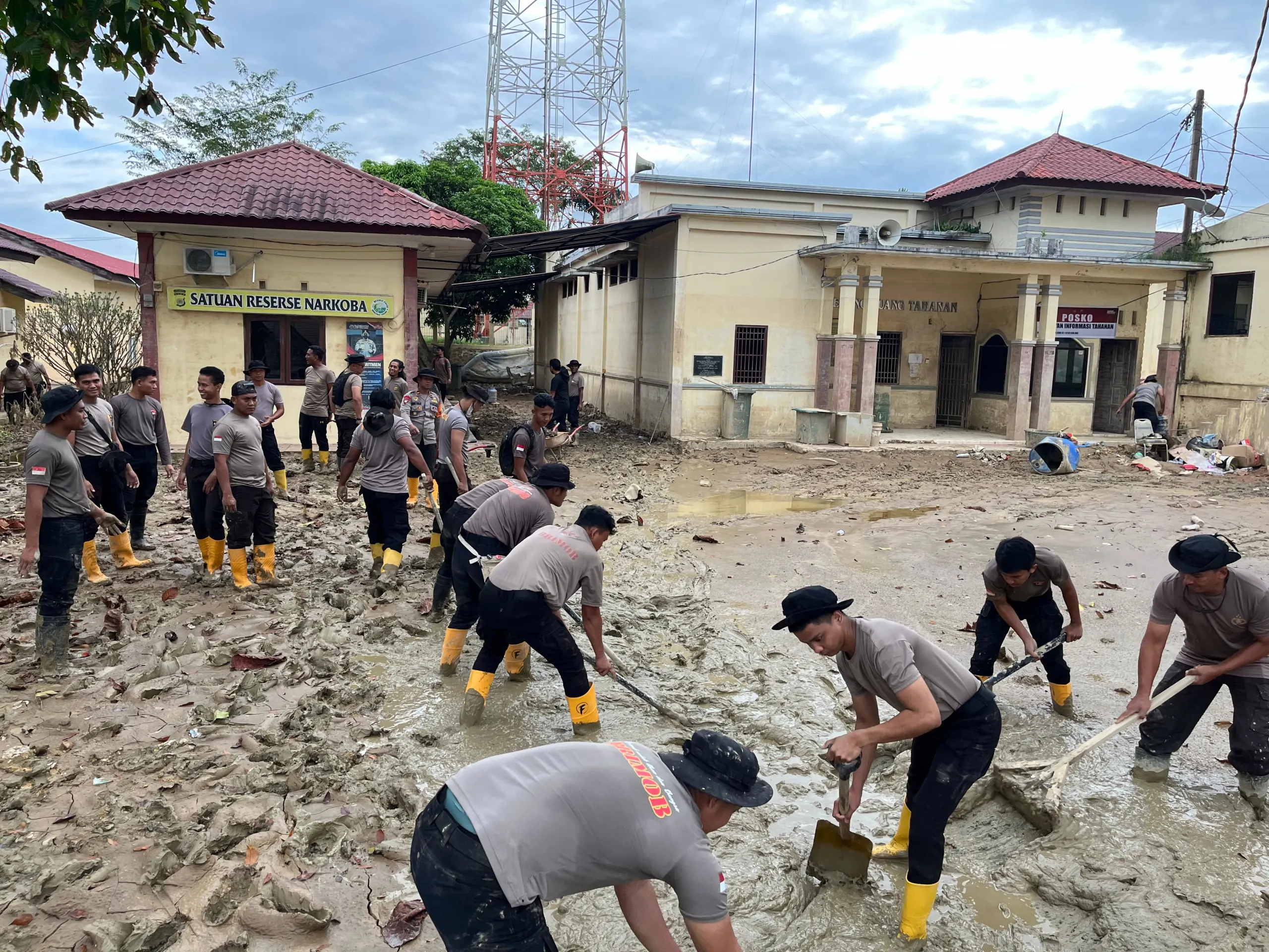 Personel Pasukan Brimob I Korbrimob Polri Turun Langsung Bantu Korban Banjir di Aceh Tamiang Personel Pasukan Brimob I Korbrimob Polri Turun Langsung Bantu Korban Banjir di Aceh Tamiang