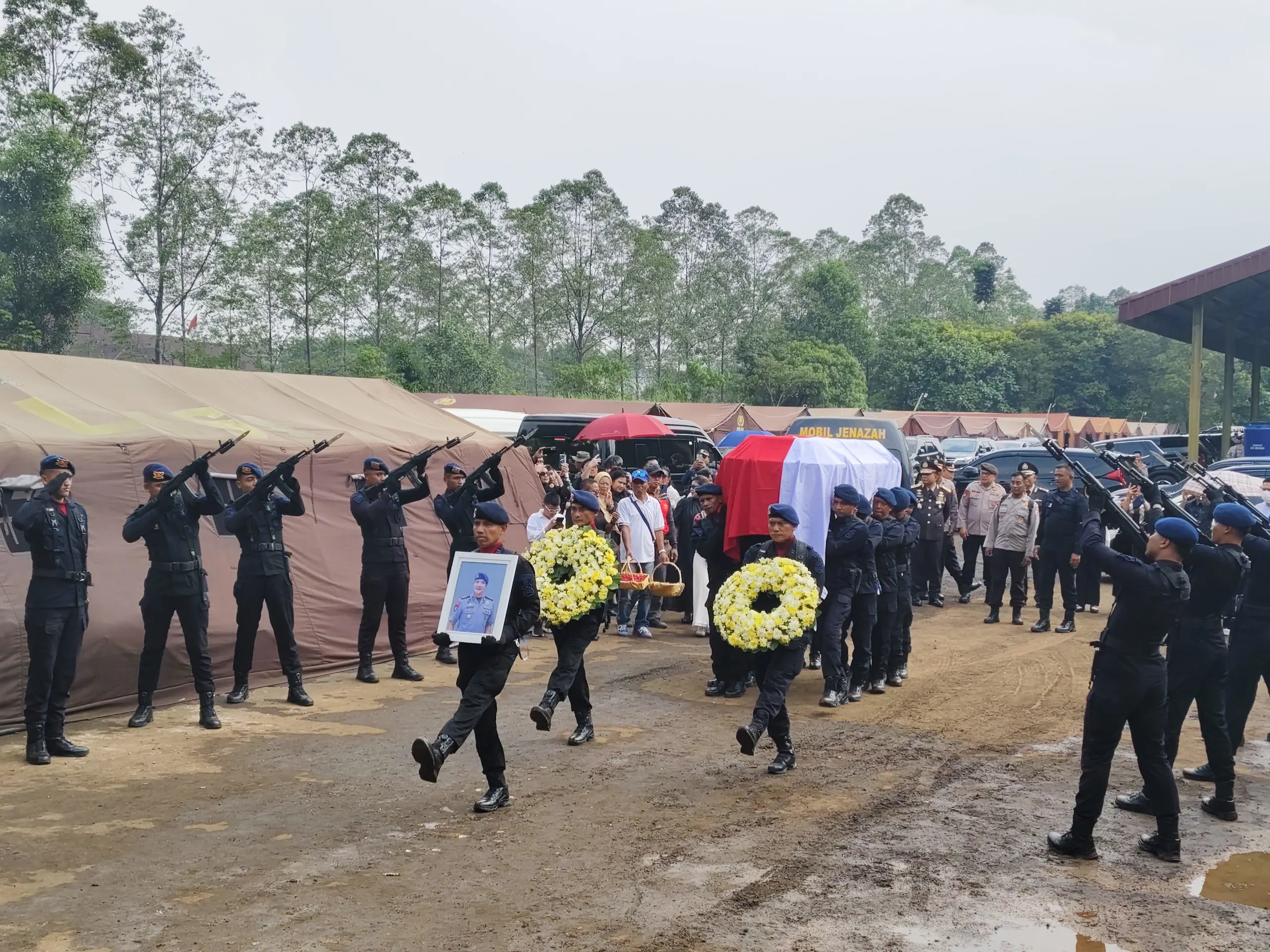 Korbrimob Polri Beri Penghormatan Terakhir kepada Kombes Michael Mumbunan di Taman Makam Kemuliaan Polri Cikeas
