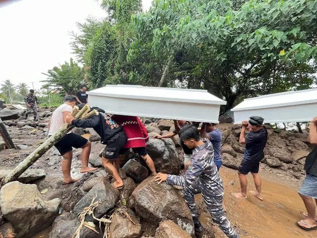 TNI AL GOTONG ROYONG BANTU MASYARAKAT TERDAMPAK BENCANA BANJIR BANDANG DI KABUPATEN SIAU TNI AL GOTONG ROYONG BANTU MASYARAKAT TERDAMPAK BENCANA BANJIR BANDANG DI KABUPATEN SIAU