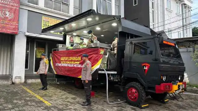 Brimob Polda Metro Jaya Dirikan Dapur Lapangan di Bidara Cina, Sediakan 300 Porsi Makanan untuk Korban Banjir