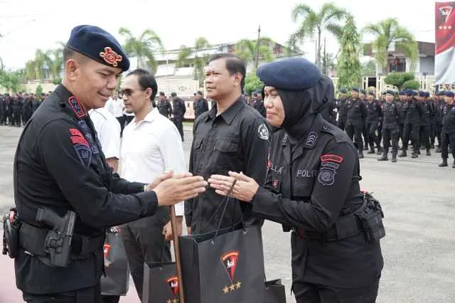 Satbrimob Polda Kalbar menggelar upacara tradisi pelepasan personel yang mutasi ke Polisi Tugas Umum (PTU)