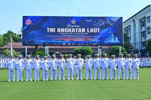 PANGKOLINLAMIL HADIRI UPACARA HUT KE-80 TNI AL, TANDAKAN DELAPAN DEKADE PENGABDIAN LAUT NUSANTARA