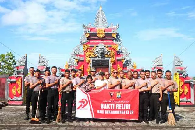 Dalam Rangka Hari Bhayangkara ke-79 Satuan Brimob Polda Kaltara Laksanakan Bakti Religi di Pura Agung Giri Jagatnatha Tarakan Dalam Rangka Hari Bhayangkara ke-79 Satuan Brimob Polda Kaltara Laksanakan Bakti Religi di Pura Agung Giri Jagatnatha Tarakan