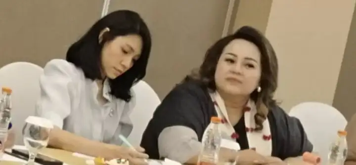 Dewi Murniati orang tua dari DFH siswa SMP Negeri 33 Gresik mengajukan tuntutan kompensasi materiil sebesar Rp 334 juta dan Immateriil Rp 1,5 miliar.
