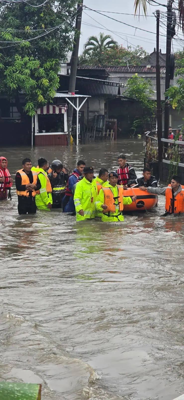 Satbrimob Polda Bali Bergerak Cepat Evakuasi Warga Terdampak Banjir Bandang