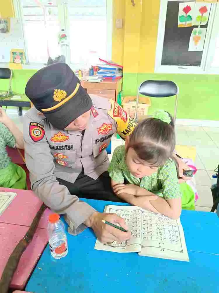 Kapolsubsektor Pasar Induk Kramat Jati Ajak Anak-anak Belajar Mengaji, Wujudkan Polri Humanis yang Dicintai Masyarakat