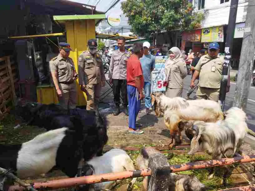Bhabinkamtibmas Kelurahan Utan Kayu Utara Sambang Pedagang dan Warga, Antisipasi Gangguan Kamtibmas Bhabinkamtibmas Kelurahan Utan Kayu Utara Sambang Pedagang dan Warga, Antisipasi Gangguan Kamtibmas