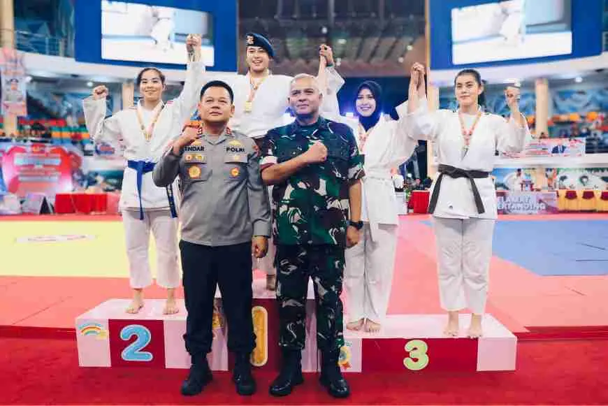 Kompol Ahmad Supriyadi, S.H. Berikan Penghargaan Kepada Tim Voli Batalyon C Pelopor Usai Juarai Kapolda Kaltim Cup 2025 Kompol Ahmad Supriyadi, S.H. Berikan Penghargaan Kepada Tim Voli Batalyon C Pelopor Usai Juarai Kapolda Kaltim Cup 2025