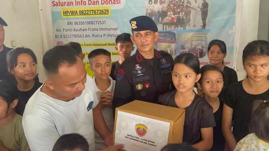 “Brimob Polda Sumut Hadirkan Kejutan Kasih untuk Warga Medan, Pelukan Hangat untuk Anak Panti dan Masyarakat Lewat Aksi Humanis ‘Minggu Kasih’” “Brimob Polda Sumut Hadirkan Kejutan Kasih untuk Warga Medan, Pelukan Hangat untuk Anak Panti dan Masyarakat Lewat Aksi Humanis ‘Minggu Kasih’”
