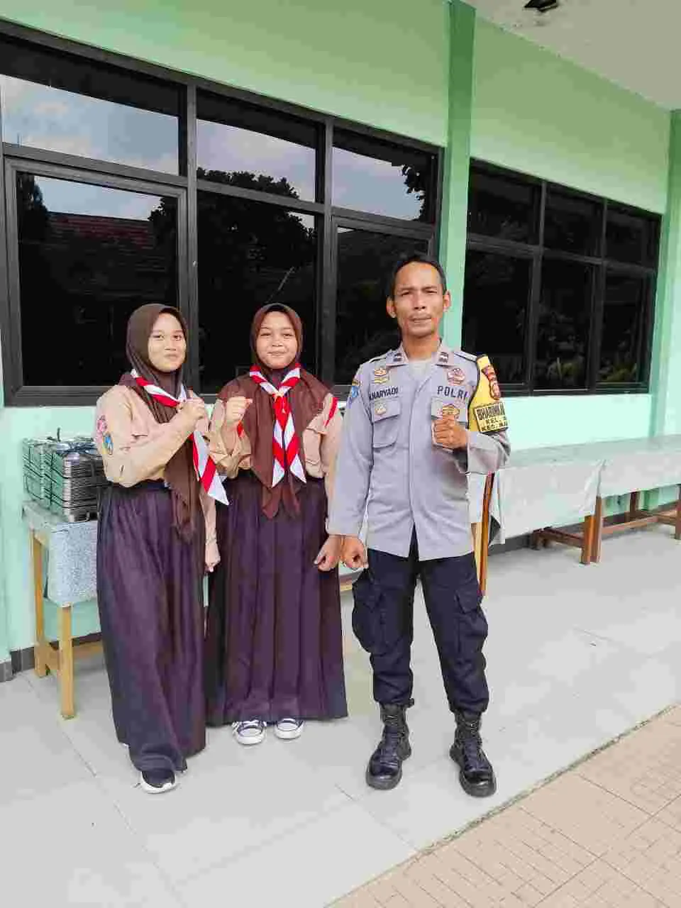Polri Hadir di Tengah Masyarakat, Bhabinkamtibmas Halim Pantau Distribusi Makanan Bergizi Gratis untuk Ribuan Pelajar