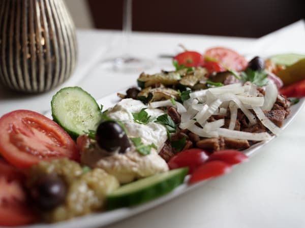 Griechische Mezedes-Platte bei Kerzenlicht