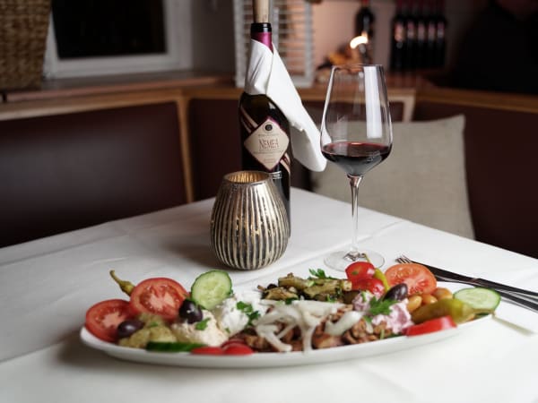 Gyros-Teller mit griechischem Rotwein