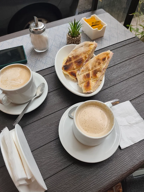 Tostado casero y café con leche