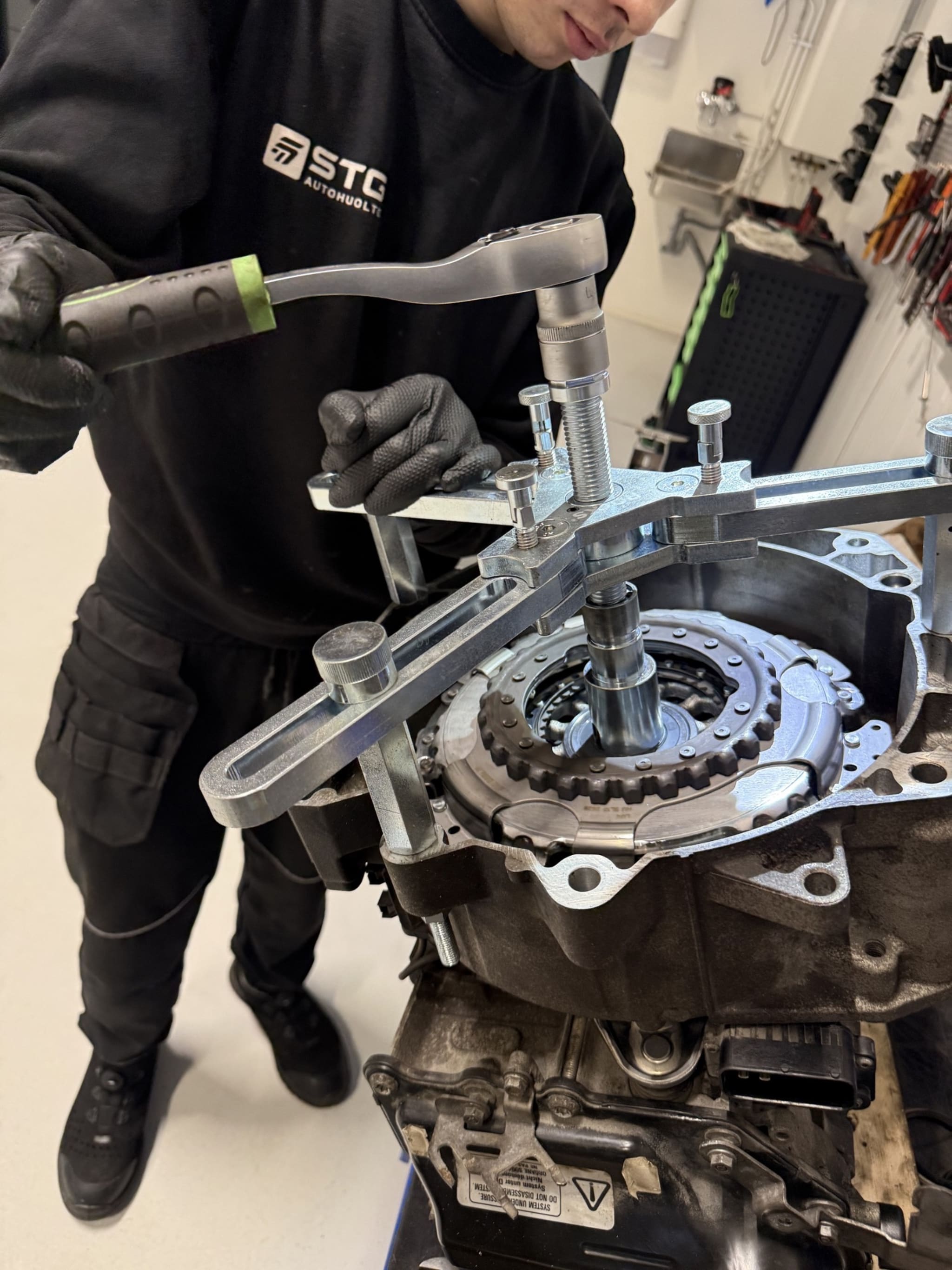 STG Autohuollon mekaanikko työssään