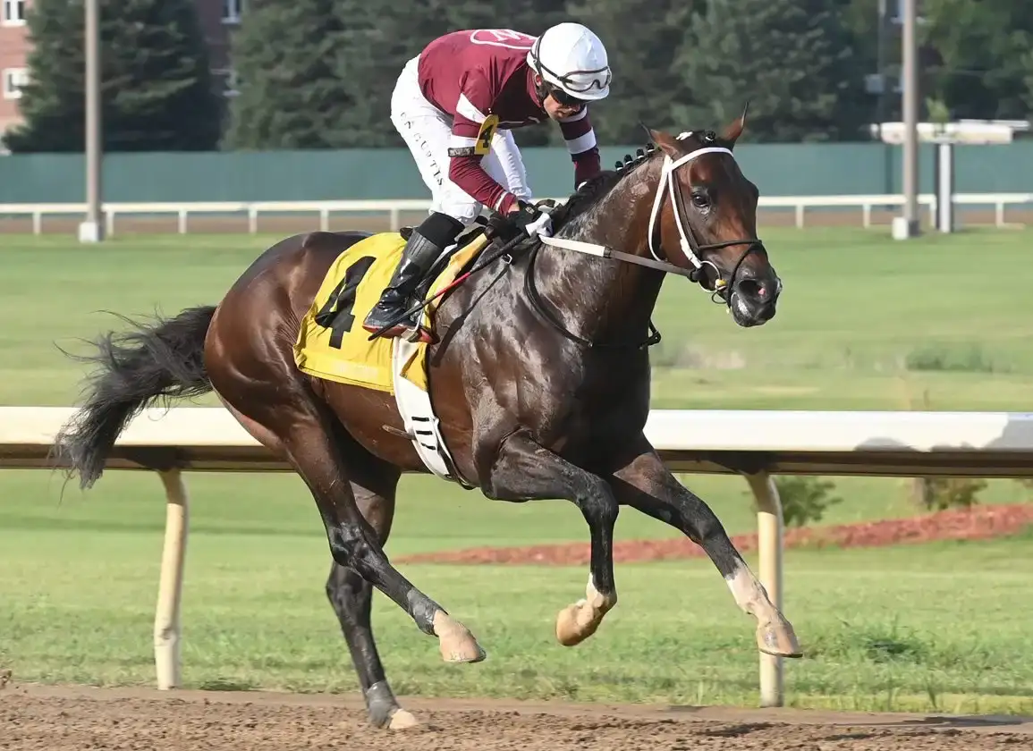 Magnitude entrena en Churchill Downs rumbo al Stephen Foster