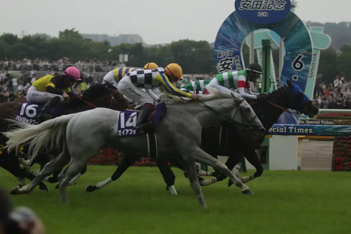Sixpence gana el Yasuda Kinen y Yutaka Take hace historia