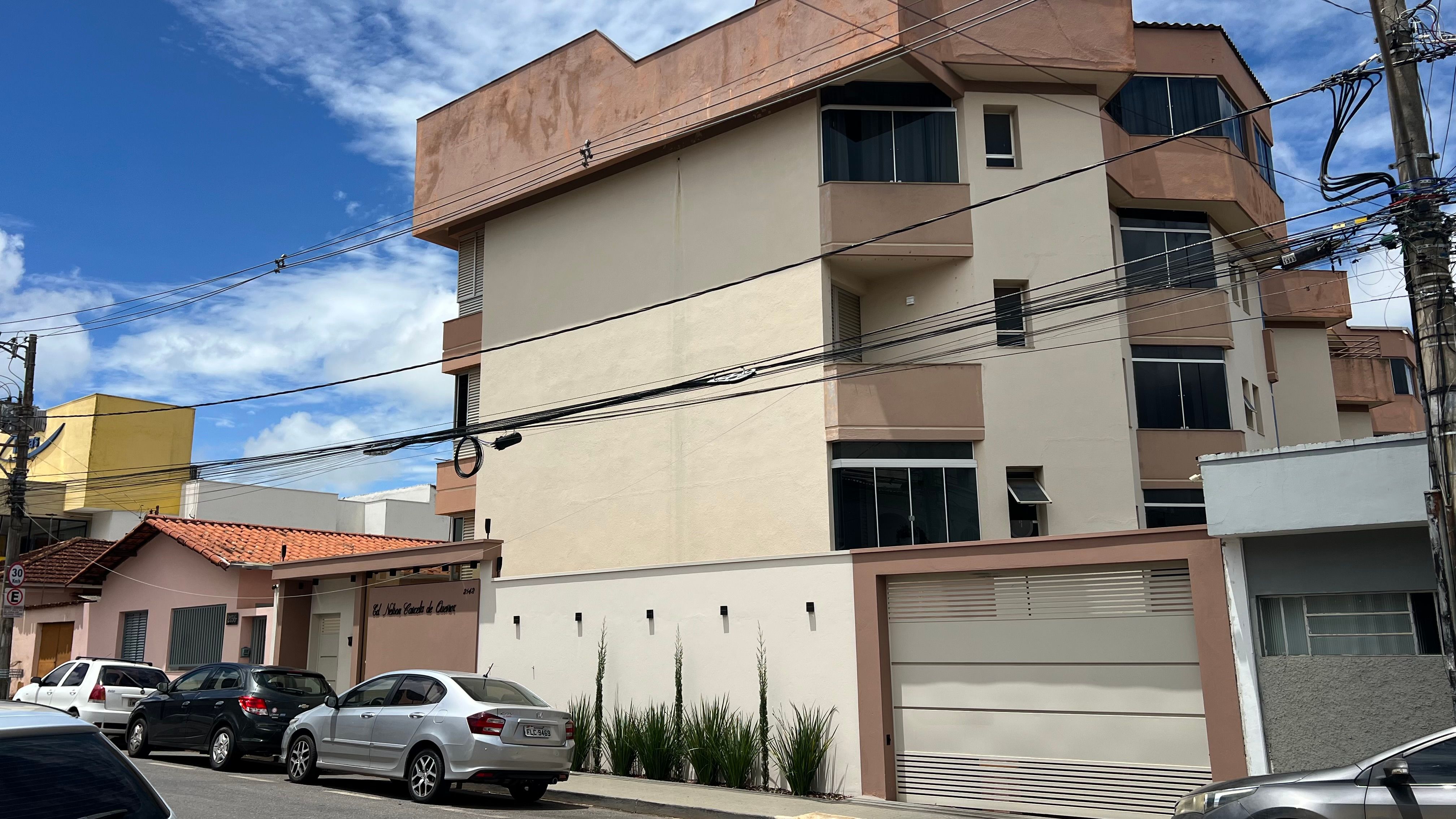 Apartamento Amplo no São Francisco | 3 Quartos, 2 Salas e 2 Vagas – Região Central