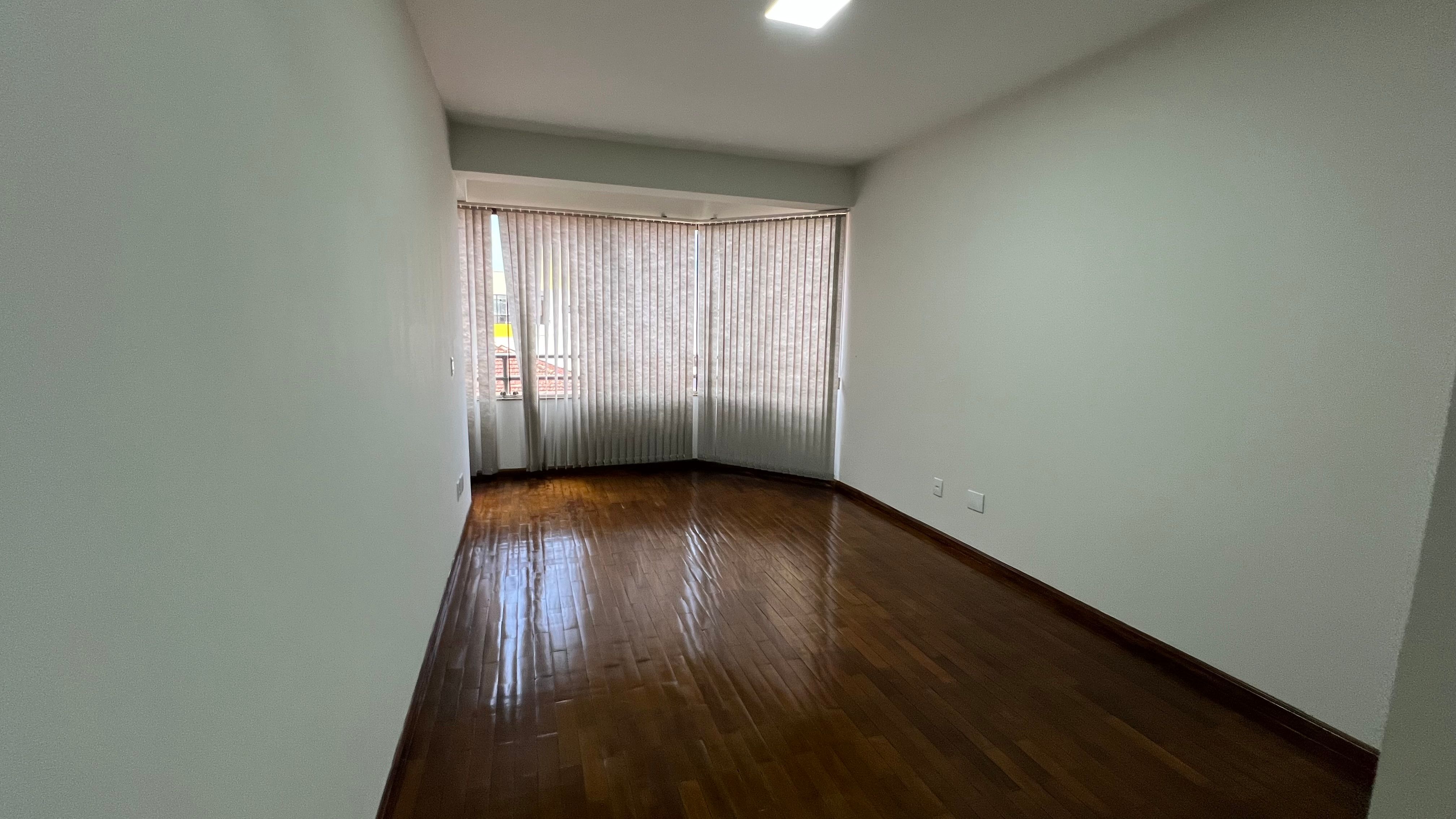 Apartamento Amplo no São Francisco | 3 Quartos, 2 Salas e 2 Vagas – Região Central - Foto 2