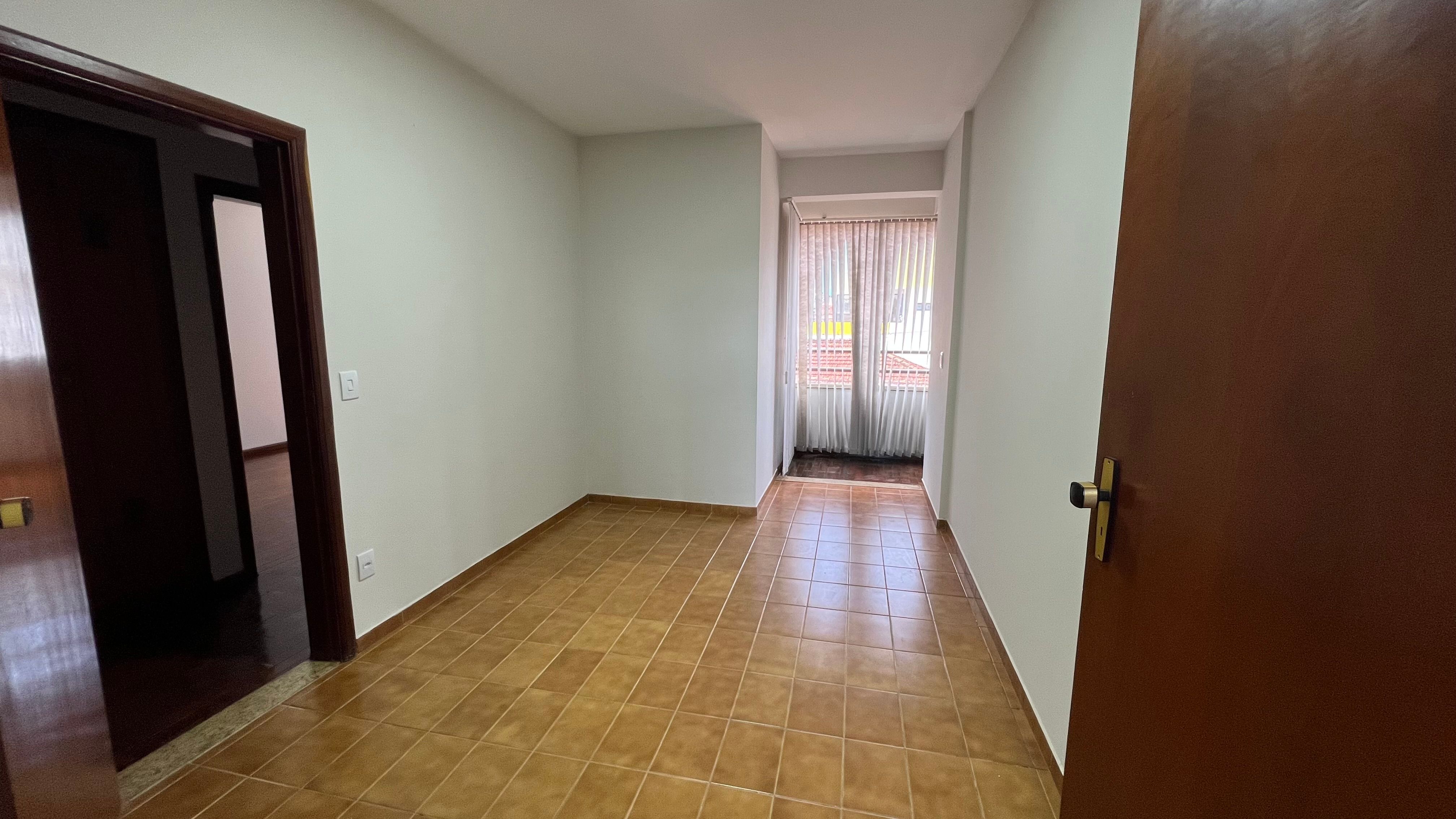 Apartamento Amplo no São Francisco | 3 Quartos, 2 Salas e 2 Vagas – Região Central - Foto 3