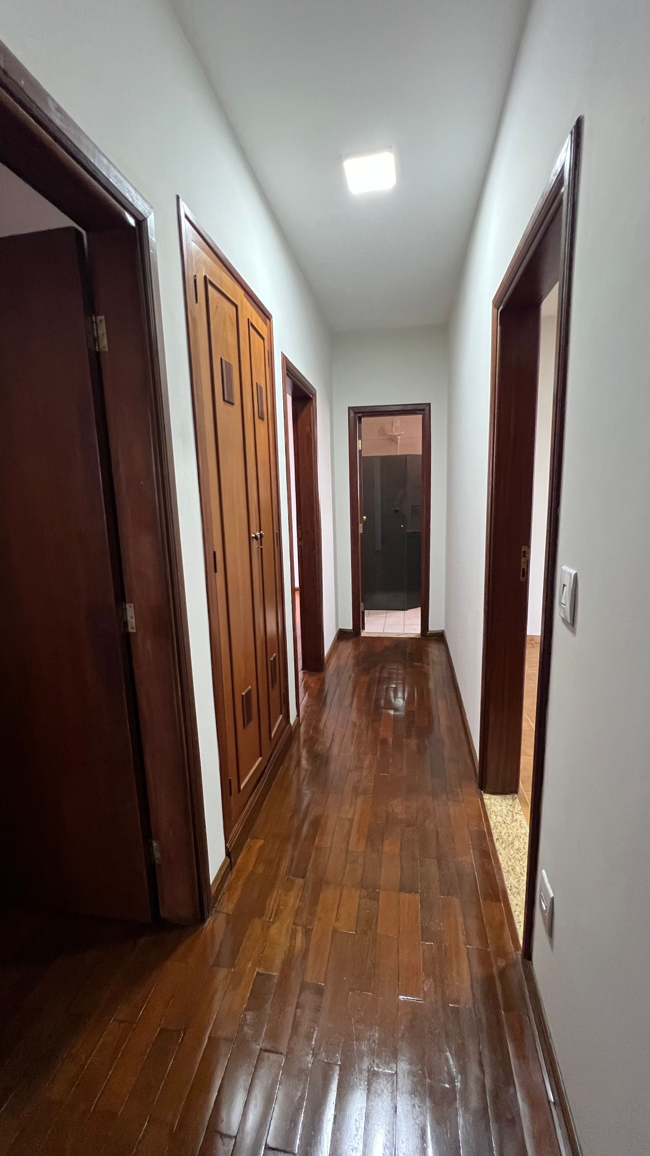 Apartamento Amplo no São Francisco | 3 Quartos, 2 Salas e 2 Vagas – Região Central - Foto 8