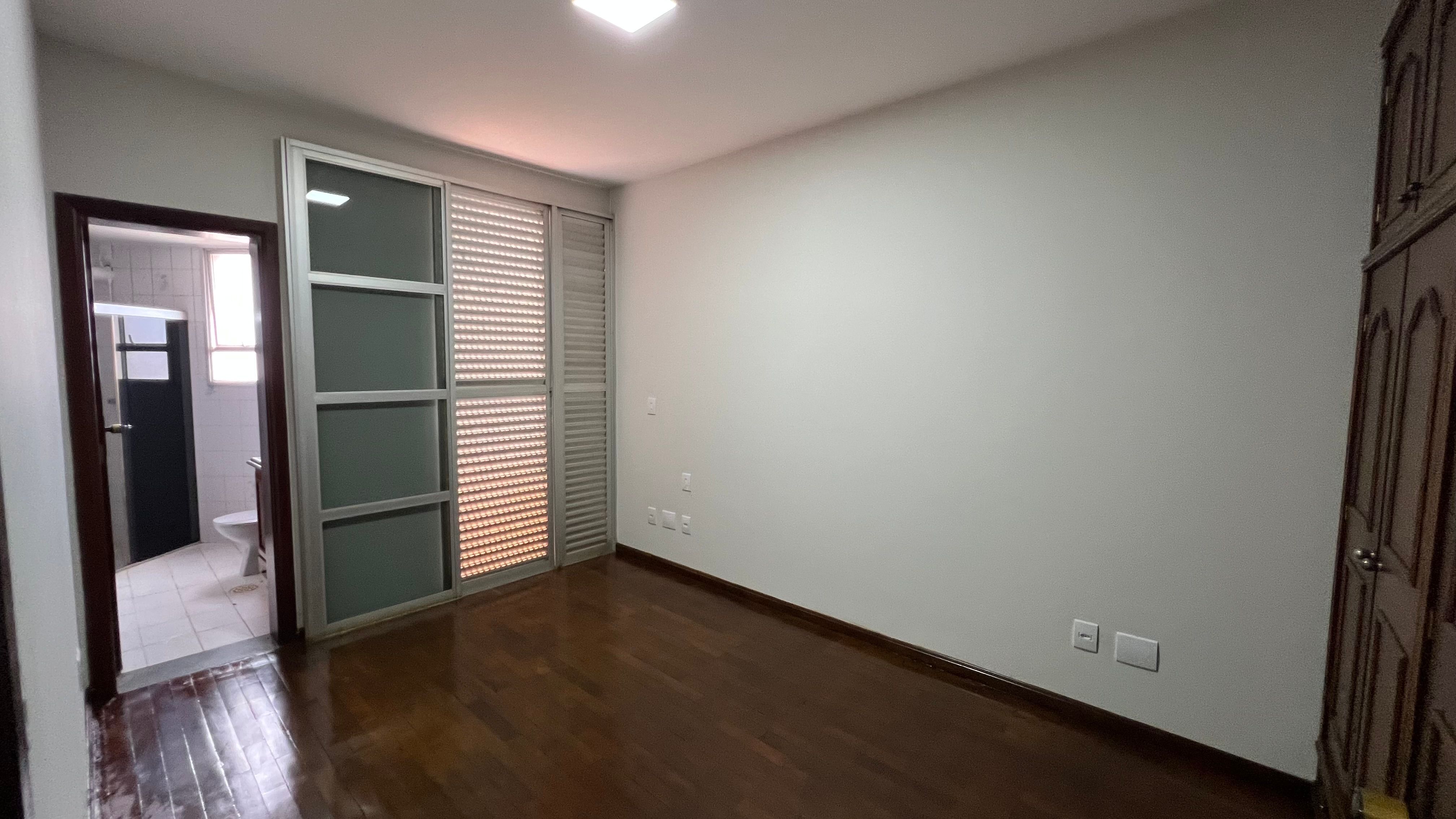 Apartamento Amplo no São Francisco | 3 Quartos, 2 Salas e 2 Vagas – Região Central - Foto 12