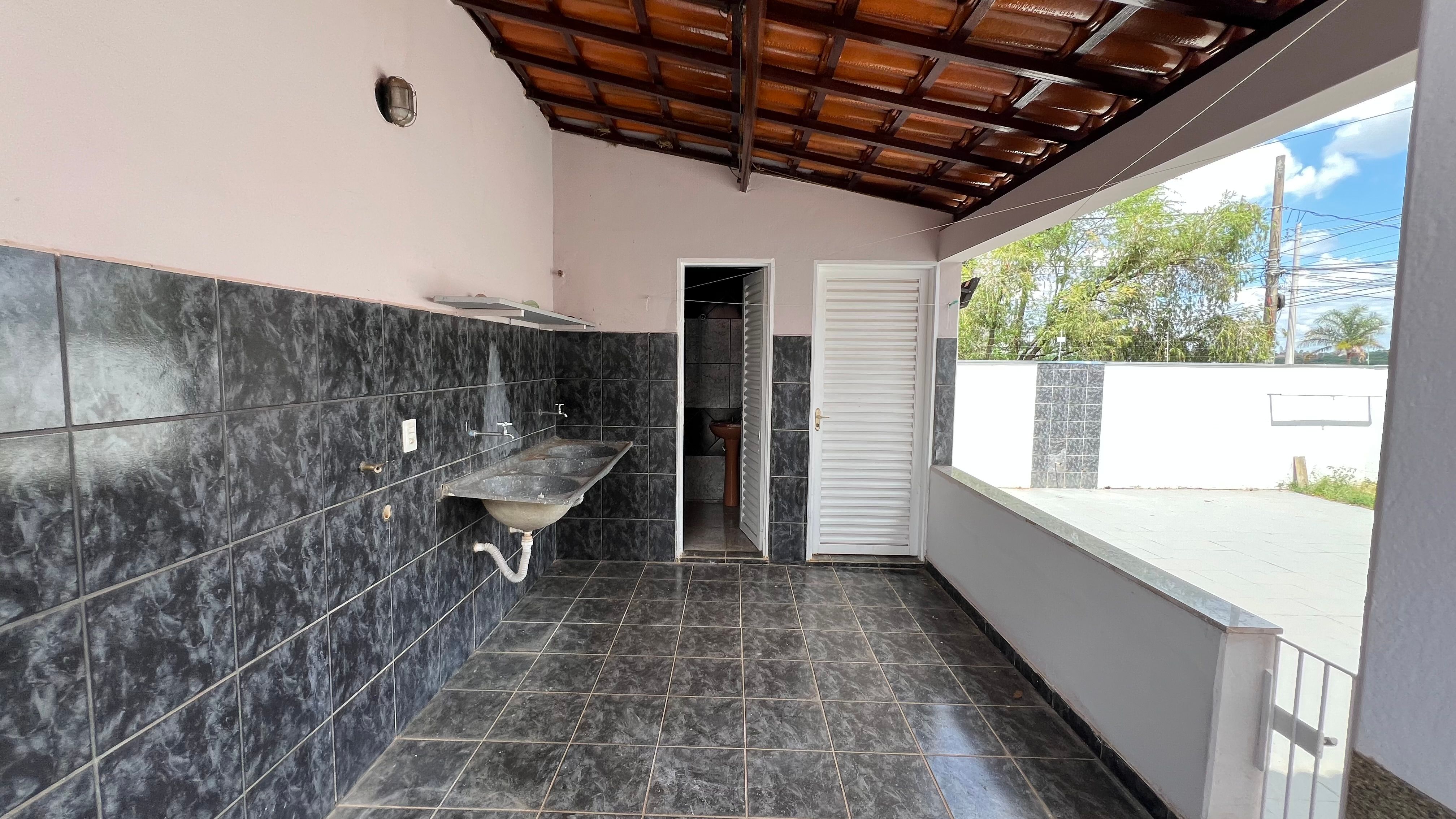 Casa Ampla no Bairro Constantino | 4 Quartos, Churrasqueira e Várias Vagas - Foto 6