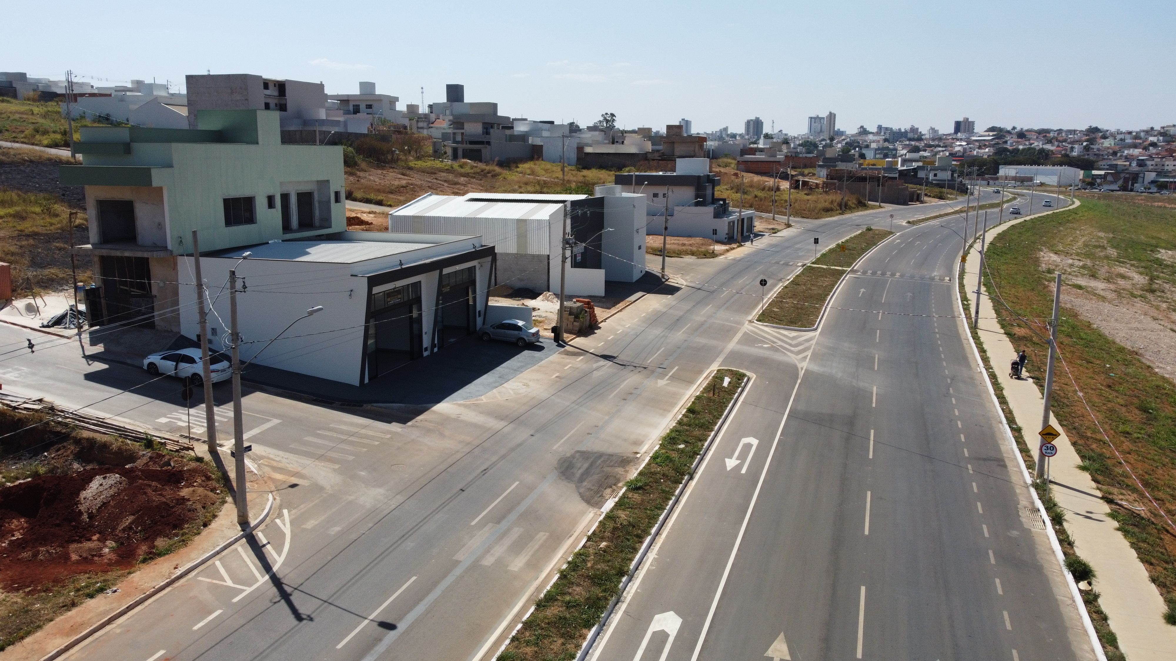 Galpão Comercial Novo em Avenida de Grande Fluxo – Alta Visibilidade