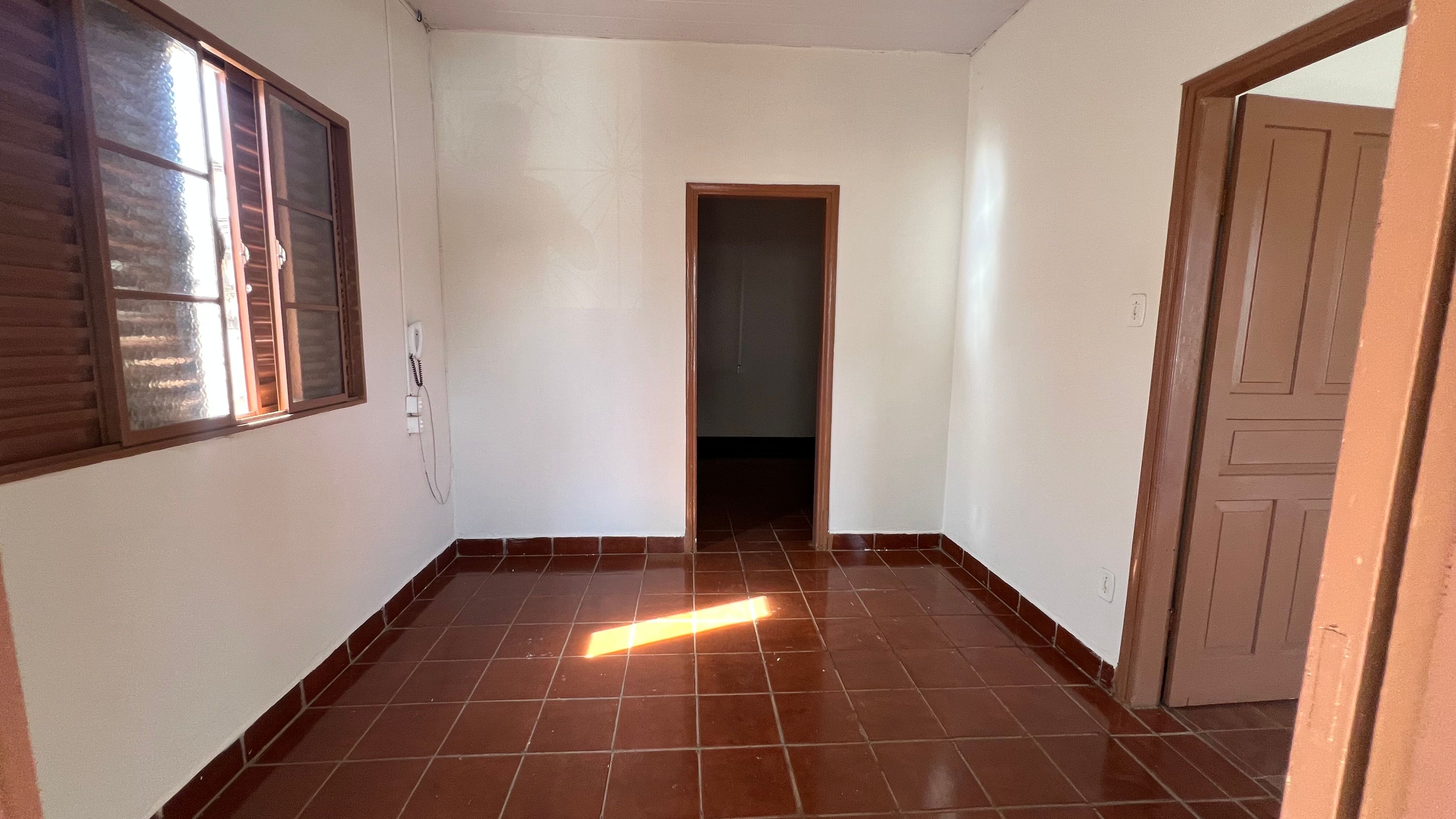 Casa bem conservada no Bairro São Francisco, em frente a avenida de grande fluxo - Foto 2